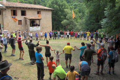 Ballada de sardanes davant l'ermita