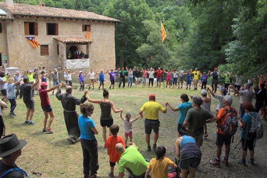 Ballada de sardanes davant l'ermita