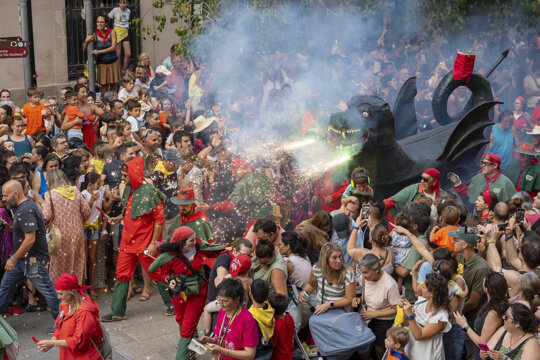Arribada del drac a la plaça del l'Ajuntament