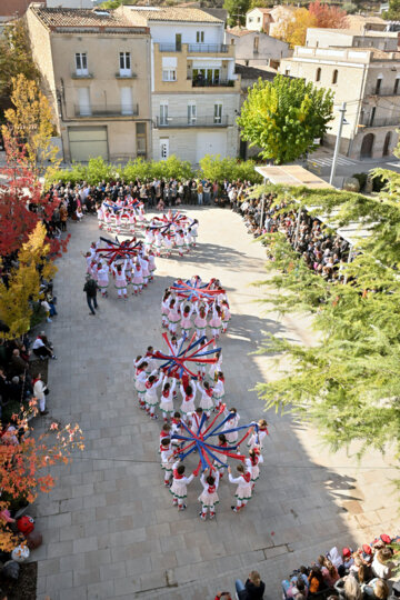 Ballada conjunta de les diferents colles durant la festa major