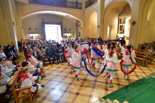 Ball a l'interior de l'església