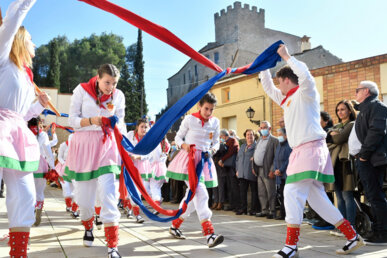 Units per les faixes, els dansaires realitzen diverses evolucions