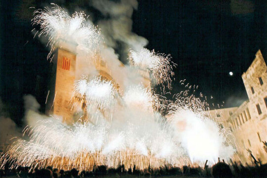 L'espectacle pirotècnic a la Basilica de Santa Maria