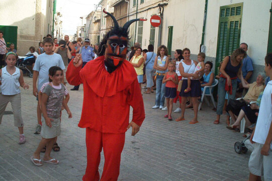 El dimoni encalçant als al·lots