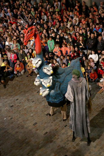La bèstia a la plaça del Vi, acompanyada per la Bruixa de la Catedral