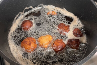 Els bunyols es fregeixen en oli