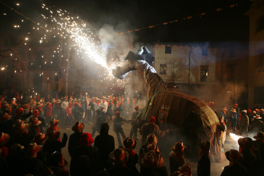 El Camell empaitant tothom