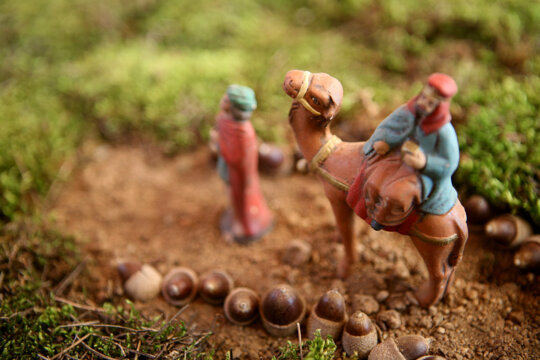 Un dels Reis en un pessebre familiar