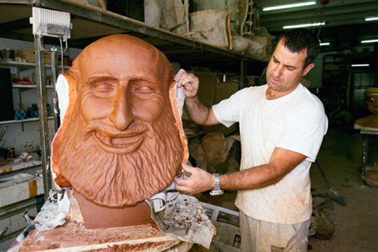 L'artista construïnt el capgròs