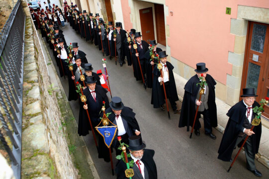 La comitiva enfilant un carrer