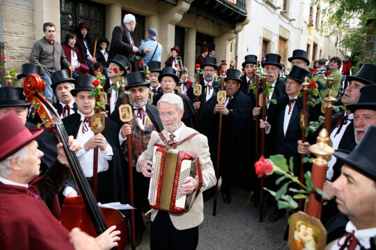 Els cantaires amb l'acordionista