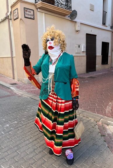 Una tros de tela pintat cobreix el rostre