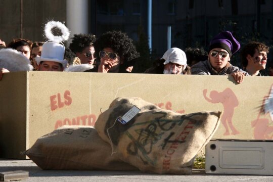Els contrabandistes en ple judici i un dels farcells en primer pla. Foto: Fons Arxiu d'Etnografia d'Andorra
