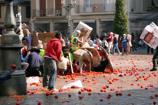Guerra de tomaques a la plaça del Mercadal
