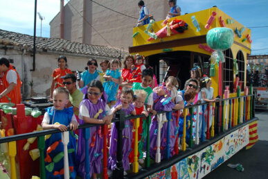 La colla Confetti, integrada per la mainada de la vila, que participa fora de concurs
