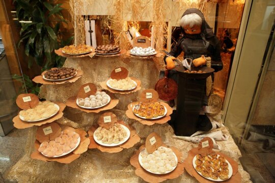 Aparador amb castanyera i panellets de Valls