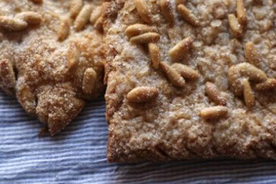 Coca de llardons amb pinyons