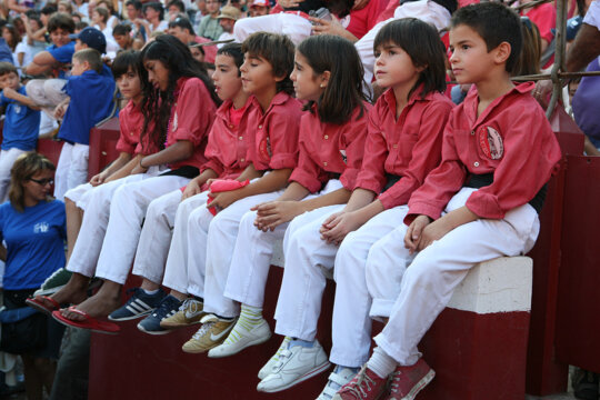 Joves castellers esperant el seu torn