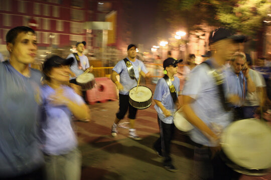 Caixes i timbals fan desfilar els membres dels cors