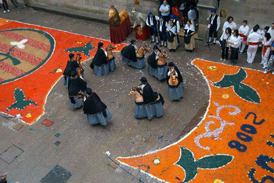 Els cavallets ballant entre catifes