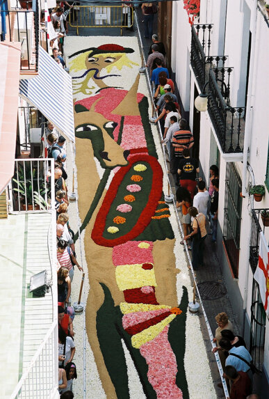 Detall d'un carrer engalanat