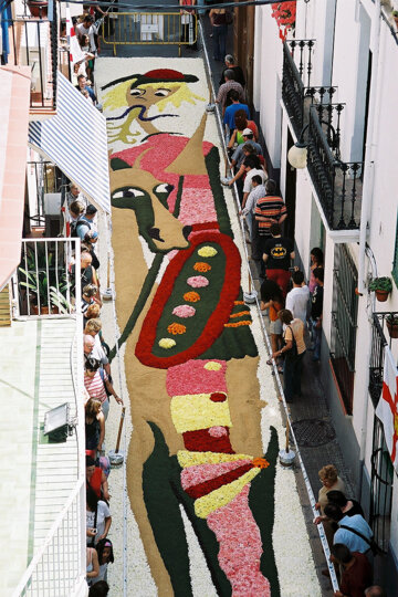 Detall d'un carrer engalanat