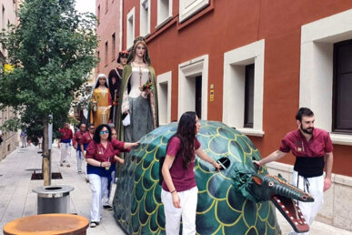 La Cucafera gran durant la processó pels carrers