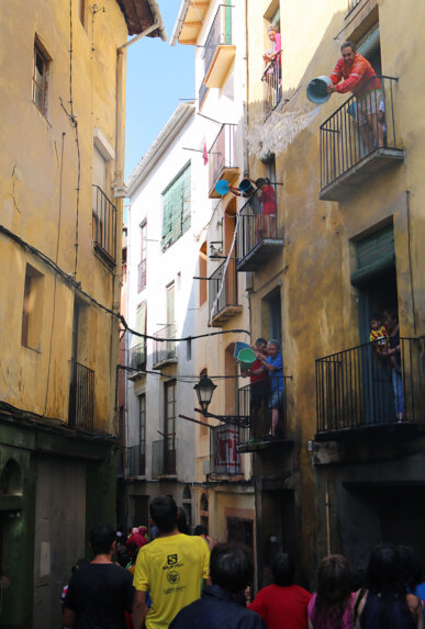 Llançant aigua des dels balcons, a Berga