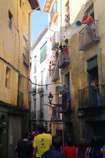 Llançant aigua des dels balcons, a Berga