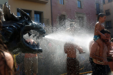 Drac que escup aigua durant el correaigua infantil de Granollers