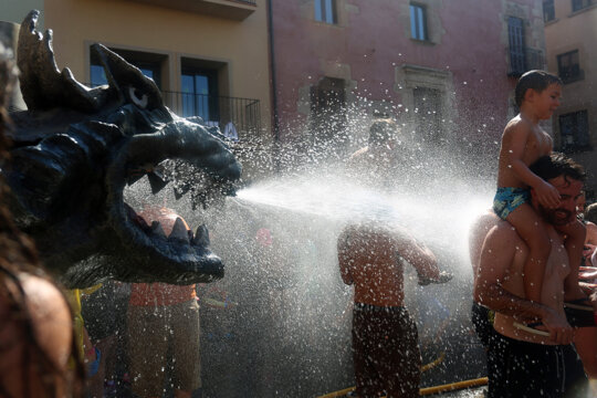 Drac que escup aigua durant el correaigua infantil de Granollers
