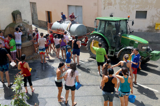 Tractor amb cuba a la Guerra d'Aigua de Rocafort de Vallbona