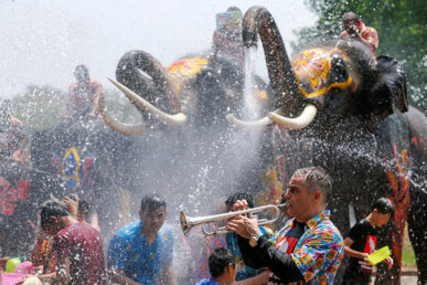 Guerra d'aigua durant el Songkran a Tailàndia