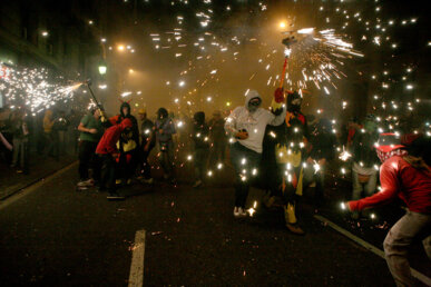 Dos diables interactuant amb el públic