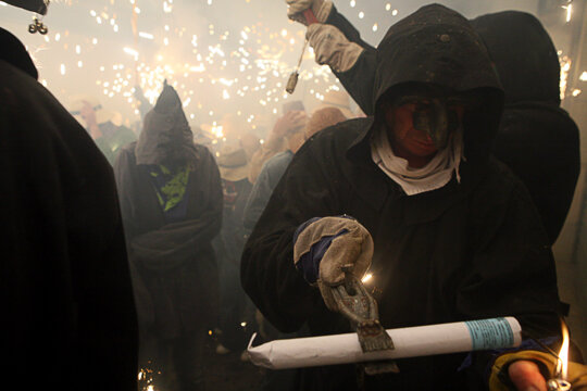 Membre dels Dracs encenent un coet