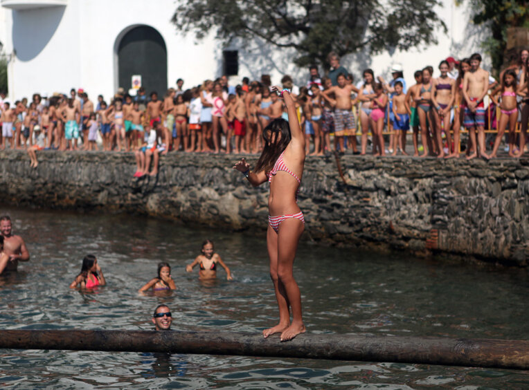 Fent equilibris a Cadaqués