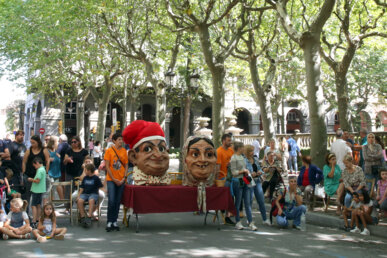 Els caps de les figures a la plaça Clarà, observant els darrers balls de la faràndula