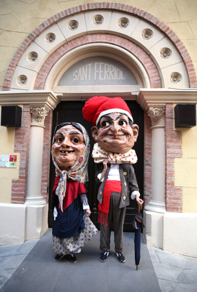 Els dos capgrossos davant la Capella de Sant Ferriol