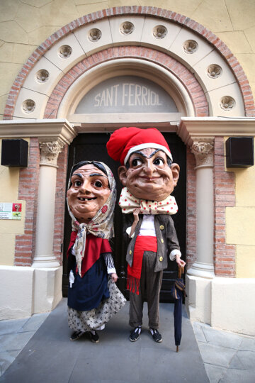 Els dos capgrossos davant la Capella de Sant Ferriol