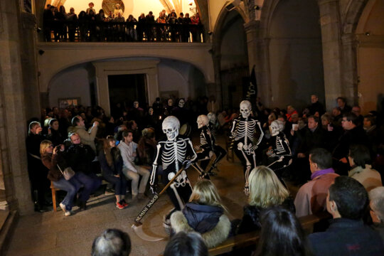 La Dansa de la Mort dins l'església