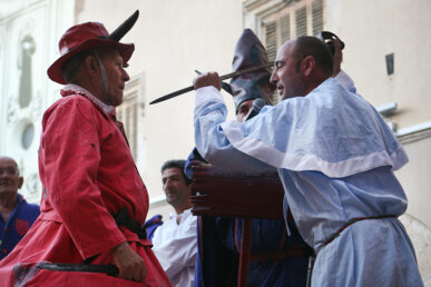 Sant Miquel apuntant amb l'espasa a la Diablessa