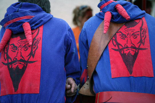 Cara pintada damunt la granota