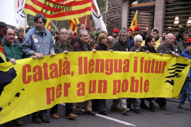 També s'hi reivindica la llengua