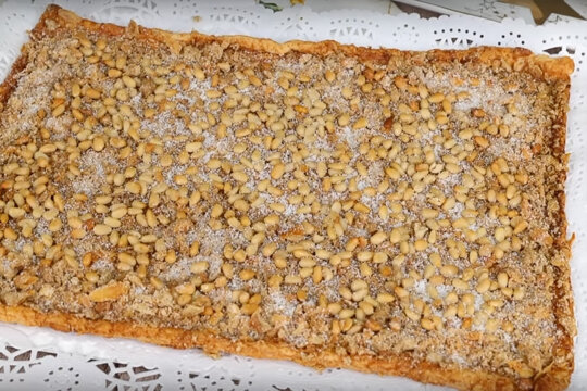 La coca de llardons i pinyons, postres obligades