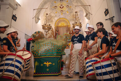 Els portadors del drac vestits a l'antiga
