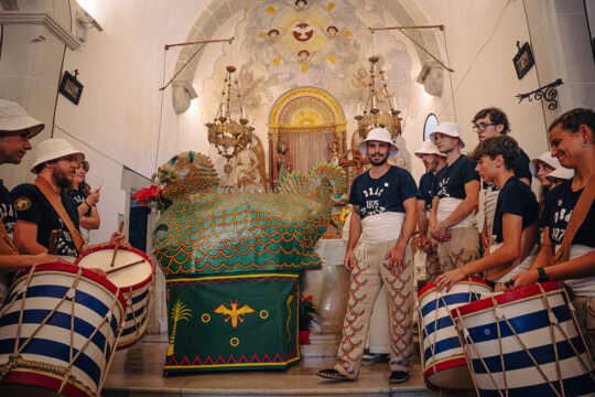 Els portadors del drac vestits a l'antiga