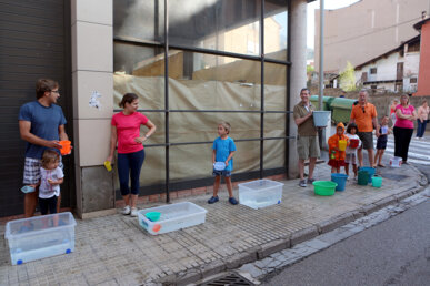 L'aigua es llança amb recipients de tot tipus