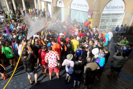 Ruixada final a la plaça de Sant Pere