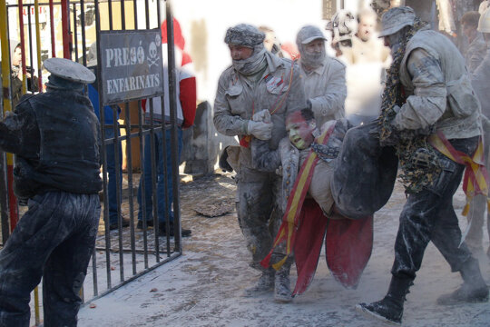 Els enfarinats empresonen a un membre de l'oposició. Foto: Correllops