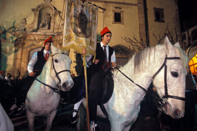 El penó de Sant Antoni, el vespre de la festa